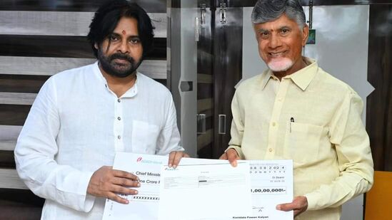 విజయవాడ కలెక్టరేట్లో ముఖ్యమంత్రి చంద్రబాబు నాయుడుతో ఉప ముఖ్యమంత్రి &nbsp;పవన్ కల్యాణ్ భేటీ అయ్యారు. వరద బాధితుల కోసం తాను ప్రకటించిన రూ.1 కోటి చెక్‌ను సీఎంకి అందజేశారు. &nbsp;