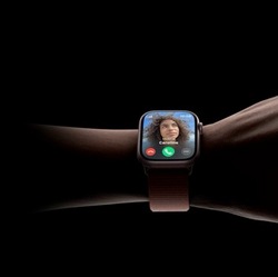 <p>Apple Watch 10 45 ఎంఎం, 49 ఎంఎం రెండు పెద్ద డిస్​ప్లే పరిమాణాల్లో లాంచ్ అయ్యే అవకాశం ఉంది, ఇది Apple Watch అల్ట్రా పరిమాణాన్ని పోలి ఉంటుంది. అదనంగా, యాపిల్ అనలిస్ట్ మార్క్ గుర్మన్ కొత్త వాచ్ వ్రిస్ట్​బ్యాండ్​ కోసం కొత్త మాగ్నెటిక్ మెకానిజంను కలిగి ఉండవచ్చని నివేదించారు. అందువల్ల, ఈ సంవత్సరం కొన్ని ముఖ్యమైన మార్పులు ఆశించవచ్చు.</p>
