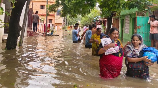 కట్టుబట్టలతో వరద ముంపు నుంచి సురక్షిత ప్రాంతాలకు వెళ్లిపోతున్న మహిళలు