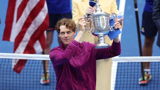US Open 2024: యూఎస్ ఓపెన్ 2024 మెన్స్ సింగిల్స్ &nbsp;ఫైనల్లో 6-3, 6-4, 7-5 తేడాతో అతడు అమెరికా ప్లేయర్ టేలర్ ఫ్రిట్జ్ ను వరుస సెట్లలో ఓడించాడు. ఇదే అతనికి తొలి యూఎస్ ఓపెన్ టైటిల్. ఈ ఘనత సాధించిన తొలి ఇటలీ ప్లేయర్ గానూ నిలిచాడు.
