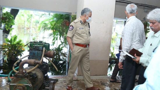 వ‌ర‌ద‌ల వల్ల ఇక్కడ విద్యాధరపురం &nbsp;పరిసరాల్లో నివసించే ఆర్టీసీ ఉద్యోగులు కూడా చాలా మంది నష్ట పోయారని డీజీపీ వివరించారు. కొన్నిచోట్ల ఆర్టీసీ కార్యాలయాలు, బస్సులు దెబ్బతిన్నాయని వీటి నష్టం అంచనా వేస్తున్నామని ద్వారకాతిరుమలరావు తెలిపారు. ఆర్టీసీ సంస్థ చాలా పెద్ద సంస్థ అని, వీలైనంత తొందరగా ఈ కష్ట పరిస్థితులను ఎదుర్కొని ధైర్యంగా సంస్థ ముందుకెళ్తుందని ఆశాభావాన్ని వ్యక్తం చేశారు. ఇలాంటి కష్ట సమయంలో ఆర్మీ, మిలిటరీ సిబ్బంది త‌ర‌హాలో ఆర్టీసీ కూడా తనవంతు సేవల‌ను ప్రజలకు అందిస్తున్నారని వివరించారు.&nbsp;