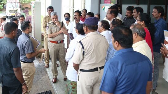 గత వారం రోజులుగా కురుస్తున్న భారీ వర్షాల కారణంగా ఆర్టీసీకి భారీగా నష్టం వాటిల్లింది. విద్యాధరపురం డిపో పూర్తిగా నీట మునిగి ఆర్టీసీకి అపార నష్టం వాటిల్లింది. ఈ నేప‌ధ్యంలో ఆదివారంనాడు ఆర్టీసీ సంస్థ ఎండీ, ఏపీ డీజీపీ ద్వారకా తిరుమలరావు డిపోను సందర్శించి అక్కడి పరిస్థితిని సమీక్షించారు. విద్యాధ‌ర‌పురం సెంట్రల్ హాస్పిటల్, మందుల స్టోరేజీ విభాగం, బస్సు డిపో, ట్రాన్స్‌పోర్ట్ అకాడెమీ, జోనల్ స్టోర్స్, టైర్స్ విభాగం, స్క్రాప్ యార్డు ప్రాంతాలను సందర్శించి, అక్కడి పరిస్ధితులను గమనించి, సంబందిత అధికారులకు సూచనలు జారీ చేశారు.&nbsp;
