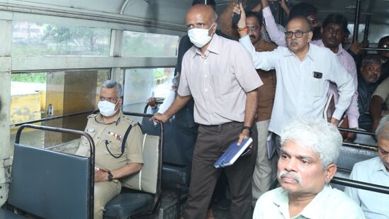 వరద బాధితుల &nbsp;రెస్క్యూ ఆపరేషన్ కోసం ఆర్టీసీ బస్సులను కేటాయించామ‌ని, &nbsp;వరద బాధితుల కోసం ఆర్టీసీ, పోలీసు డిపార్ట్మెంట్లు వరదల్లోనే పనిచేస్తున్నాయని డీజీపీ తెలిపారు. ఆర్టీసీలో &nbsp;కొన్ని డిపోలు నీట మునిగి అపార నష్టం వాటిల్లిందని ఏపీ డీజీపీ ద్వారా తిరుమలరావు &nbsp;తెలిపారు.&nbsp;