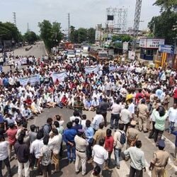<p>విశాఖలో ఉద్రిక్తత నెలకొంది. స్టీల్ ప్లాంట్ ప్రైవేటీకరణను వ్యతిరేకిస్తూ ఉద్యోగులు మరోసారి ఆందోళనకు దిగారు. &nbsp;ఉద్యోగ, కార్మిక సంఘాల నేత‌ల‌ను అరెస్టు చేసి పోలీస్‌స్టేష‌న్లకు త‌ర‌లించారు.</p>
