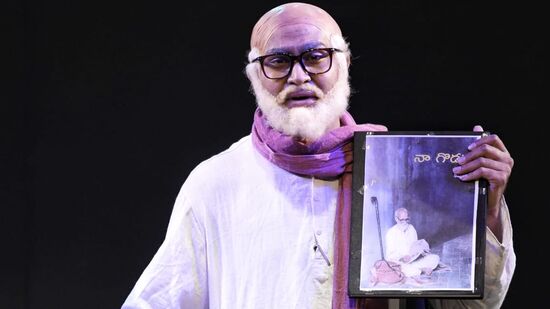 కాళోజీ జీవితంలోని ముఖ్య ఘట్టాలను కథాంశంగా తీసుకుని నాటకాన్ని మలిచిన తీరుకు ప్రశంసలు కురిశాయి. నటీనటుల హావభావాలు, తెలంగాణ యాసలో చెప్పే డైలాగ్స్, ఉత్కంఠ భరిత మ్యూజిక్, లైటింగ్ అద్భుత అనుభవాన్ని పంచాయి. కాళోజీగా అద్భుతంగా నటించిన శివరామ్ రెడ్డి నటనకు కరతాళ ధ్వనులు మోగాయి.&nbsp;&nbsp;