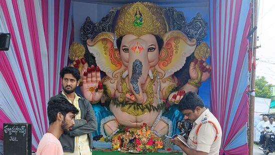 మండపాల వద్దకు ఎలా వెళ్లాలి, ఏదైనా అనుచిత సంఘటనలు జరిగినప్పుడు త్వరగా చేరుకునే విధంగా గూగుల్ మ్యాప్‌తో యాప్‌ను అనుసంధానించారు. ఏ మండపం వద్దయినా ఘర్షణ జరిగినట్లుగా సమాచారం వస్తే ఆ మండపం అడ్రస్ వెతకాల్సిన అవసరం లేకుండా జియో ట్యాగింగ్ ద్వారా కేవలం 5 నుంచి 10 నిమిషాల వ్యవధిలో పోలీసులు అక్కడికి చేరుకోవడం, శాంతి భద్రతలకు విఘాతం కలగకుండా అవసరమైన చర్యలు తీసుకోవడం జరుగుతుందన్నారు.