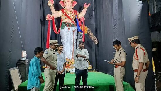 వినాయక నవరాత్రి ఉత్సవాల్లో భాగంగా ఏర్పాటు చేసిన గణేశ్ మండపాల వద్ద నిర్వాహకులు నిబంధనలు పాటించాలని, వినాయక మండపాలు వద్ద అప్రమత్తంగా ఉండాలని జగిత్యాల జిల్లా ఎస్పీ అశోక్ కుమార్ &nbsp;సూచించారు.&nbsp;