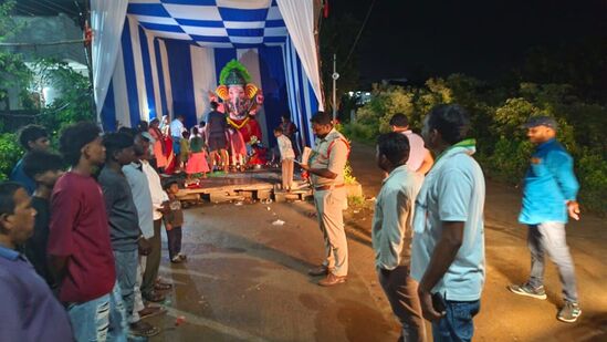 ప్రజలంతా పోలీసులకు సహకరించాలని, గణేష్ నవరాత్రులు, నిమజ్జనం నిర్వహించుకోవాలని జిల్లా ఎస్పీ సూచించారు. అనుమానాస్పద వ్యక్తుల సంచారం లాంటి సమాచారాన్ని బాధ్యత కలిగిన పౌరులుగా పోలీసులకు తెలిపాలని ఎస్పీ అశోక్ కుమార్ కోరారు.