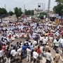 <p>విశాఖలో ఉద్రిక్తత నెలకొంది. స్టీల్ ప్లాంట్ ప్రైవేటీకరణను వ్యతిరేకిస్తూ ఉద్యోగులు మరోసారి ఆందోళనకు దిగారు. &nbsp;ఉద్యోగ, కార్మిక సంఘాల నేత‌ల‌ను అరెస్టు చేసి పోలీస్‌స్టేష‌న్లకు త‌ర‌లించారు.</p>