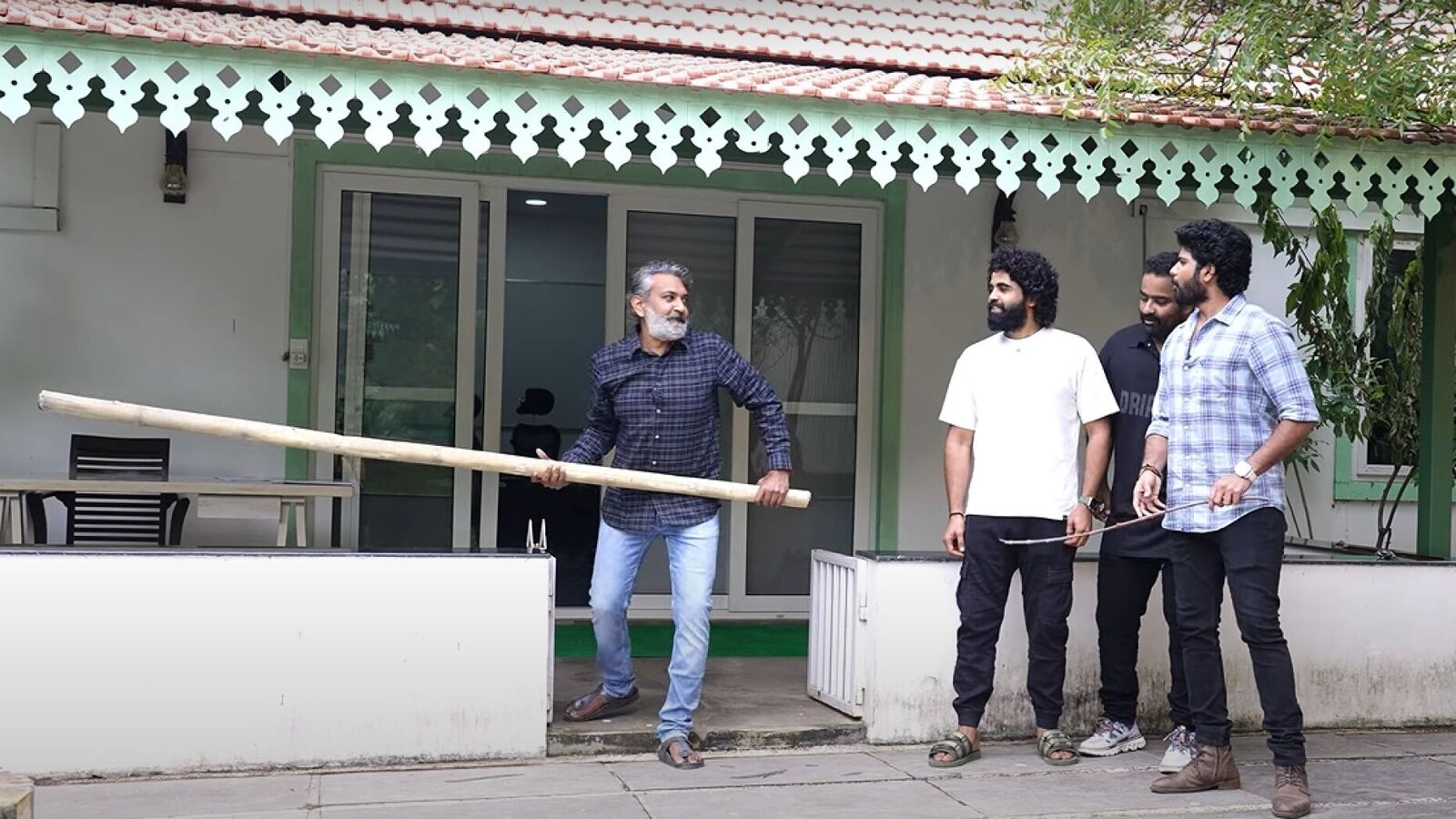 SS Rajamouli: ‘మహేశ్ బాబుతో సినిమా గురించి అప్‍డేట్ చెప్పండి’: కర్ర పట్టుకున్న రాజమౌళి: వీడియో