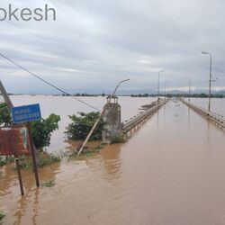 <p>ఎగువ ప్రాంతాల్లో కురుస్తున్న వర్షాలతో ఉప్పొంగి ప్రవహిస్తున్న శబరి నది, నీట మునిగిన వరరామచంద్రాపురం - కూనవరం బ్రిడ్జి</p>