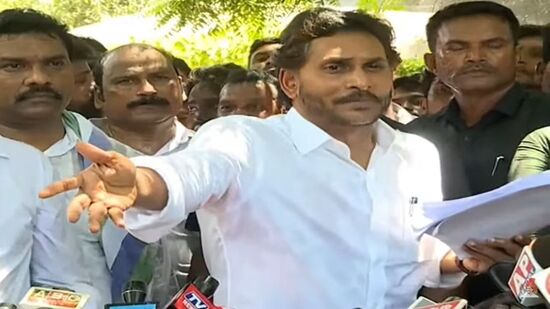 గుంటూరు జైలు వద్ద మాట్లాడుతున్న జగన్