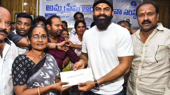 ఆ వృద్ధాశ్రమానికి రూ.5లక్షలను విరాళంగా ఇచ్చారు తేజ్. చెక్‍ను నిర్వాహకులకు అందజేశారు.