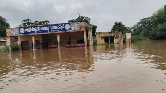 గోదావరి వరద నీటి ముంపులో కూనవరం ఆర్టీసీ బస్టాండ్