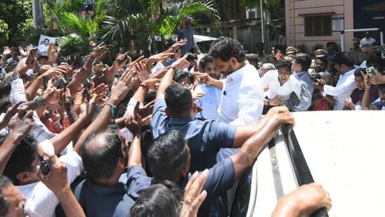 గుంటూరు జిల్లా జైలులో రిమాండ్‌ ఖైదీగా ఉన్న నందిగం సురేష్‌ను పరామర‌్శించిన వైఎస్ జగన్