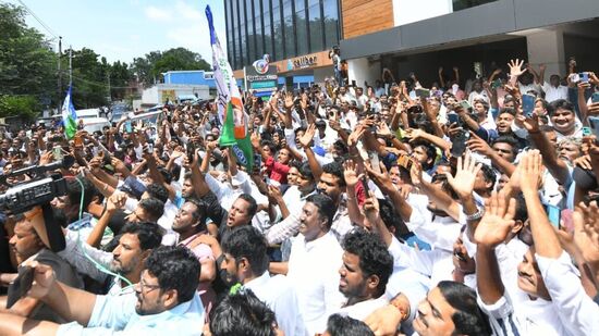 వైసీపీ అధ్యక్షుడు జగన్‌ను చూసేందుకు పెద్ద ఎత్తున కార్యకర్తలు, అభిమానులు గుంటూరు జైలు వద్దకు తరలి వచ్చారు.&nbsp;