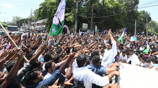 గుంటూరు జైలు వద్ద కార్యకర్తలకు అభివాదం చేస్తున్న వైఎస్.జగన్