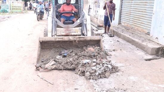 వరద ప్రభావిత ప్రాంతాల్లో కొనసాగుతున్న పారిశుద్ధ్యం పనులు