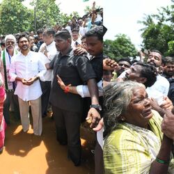 <p>వైసీపీ అధినేత జగన్‌ రాకతో ఆ చుట్టుపక్కల ప్రాంతాలు జనసంద్రంగా మారాయి. జగన్ వెంట నియోజకవర్గ ఇంఛార్జ్ వంగా గీతతోపాటు పలువురు నాయకులు ఉన్నారు.</p>