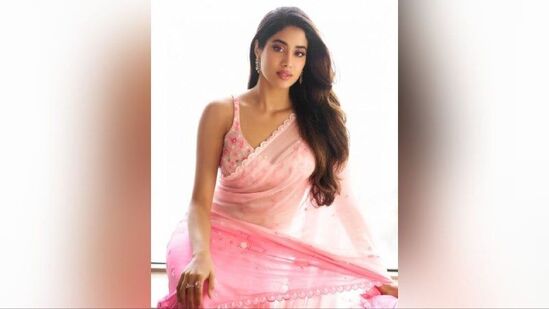 అయితే, ఈ చీరకు సెలబ్రిటీ స్టైలిస్ట్ అమీ పటేల్ సహకారంతో డైమండ్ ఇయర్ రింగ్స్‌ను పెట్టుకుని మ్యాచ్ చేసింది. ఇప్పుడు ఈ ఇయర్ రింగ్స్ ధర ఇంట్రెస్టింగ్‌గా మారింది. జాన్వీ కపూర్ పెట్టుకున్న ఇయర్ రింగ్స్ ధర ఏకంగా రూ. 13 లక్షలు. చీర కంటే ఇయర్ రింగ్స్ రేటు ఎక్కువ ఉండటం విశేషంగా మారింది.&nbsp;