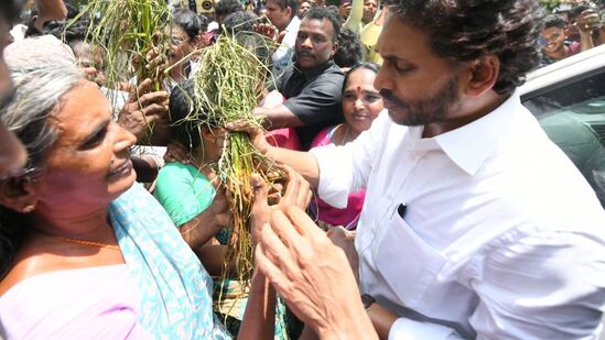 ప్రభుత్వం నుంచి ఎలాంటి సాయం అందట్లేదంటూ రైతులు తమ సమస్యలన జగన్ దృష్టికి తీసుకెళ్లారు. పాడైన వరి నారును చుపుతూ వారి గోడును వినిపించారు.