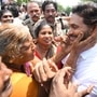 కాకినాడలో వరద బాధితులతో జగన్ కాకినాడలో వరద బాధితులతో జగన్