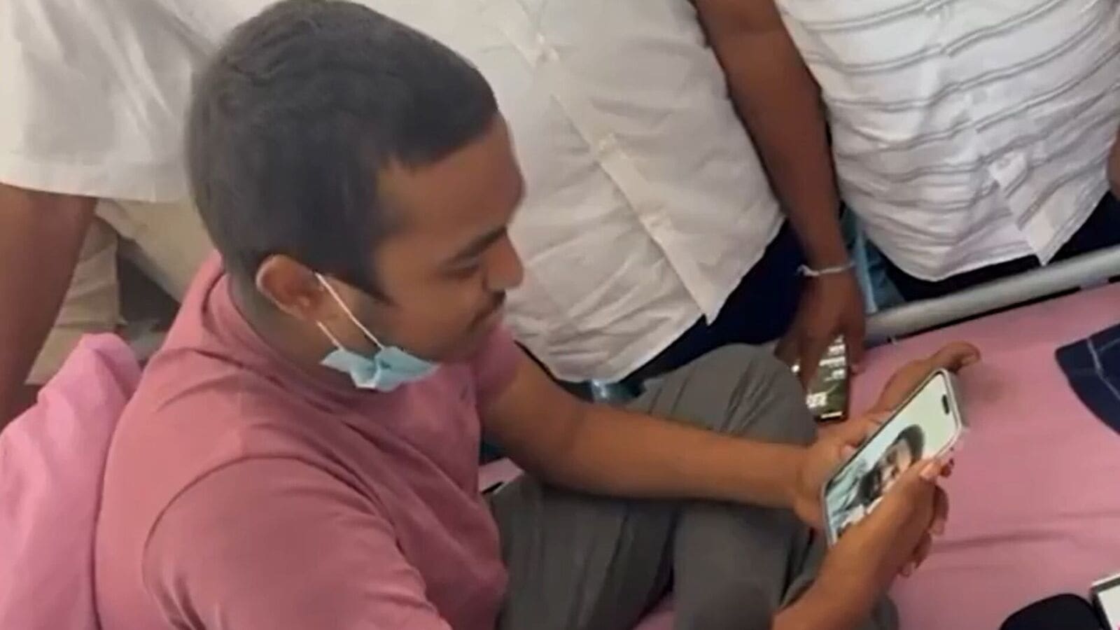 Jr NTR: క్యాన్సర్‌తో బాధపడుతున్న అభిమానితో మాట్లాడిన జూనియర్ ఎన్టీఆర్.. సినిమాలు తర్వాత అంటూ..