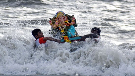 వినాయక నిమజ్జనం (ANI)