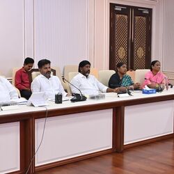 <p>హైడ్రాకు చట్టబద్ధత కూడా కల్పించే దిశగా ప్రభుత్వం అడుగులు వేస్తోంది. ఇదే విషయంపై కేబినెట్ భేటీలో చర్చించి… ఆమోదముద్ర వేసే అవకాశం ఉంది. &nbsp;చట్టబద్ధత కల్పించడానికి వీలుగా ఆర్డినెన్స్‌ ఇచ్చే అంశంపై నిర్ణయం తీసుకోవచ్చని తెలుస్తోంది.&nbsp;</p>
