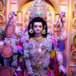 <p>ప్రతి సంవత్సరం సెప్టెంబర్ 17న విశ్వకర్మ జయంతి జరుపుకొంటారు. హిందూ పురాణాల ప్రకారం బ్రహ్మ ఏడో కుమారుడు విశ్వకర్మ ఈ రోజున జన్మించాడు అని నమ్ముతారు. విశ్వకర్మను ప్రపంచంలోనే మొట్టమొదటి వాస్తుశిల్పిగా భావిస్తారు. విశ్వకర్మ జన్మదినం సందర్భంగా చేతివృత్తులవారు లేదా ఏదైనా యంత్రంలో పనిచేసే వ్యక్తులు విశ్వకర్మను పూజిస్తారు. వారు తమ పని సామర్థ్యం, పురోగతి కోసం కూడా ప్రార్థిస్తారు. సూర్యభగవానుడు కన్యారాశిలో ప్రవేశించినప్పుడు భాద్రపద మాసంలో విశ్వకర్మ జయంతిని జరుపుకుంటారని పురాణాలు చెబుతున్నాయి. విశ్వకర్మ ఈ సమయంలోనే జన్మించాడని విశ్వకర్మ విశ్వసిస్తారు. అందువల్ల ప్రతి సంవత్సరం సూర్య సంచారం రోజున ప్రజలు విశ్వకర్మ జయంతి ఉత్సవాన్ని జరుపుకుంటారు.</p>