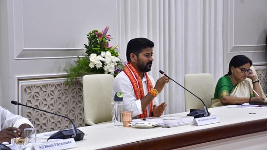 కేబినెట్ భేటీలో రైతు భరోసా విధివిధానాలు, రుణమాఫీ, రైతు బీమా స్కీమ్ తో పాటు హైడ్రాకు చట్టబద్ధత, కొత్త రేషన్ కార్డుల జారీకి సంబంధించిన అంశాలపై చర్చించనుంది.&nbsp;
