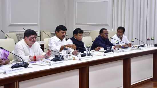 రూ. 2 లక్షల కంటే ఎక్కువ ఉన్న రుణాలపై చర్చించే అవకాశం ఉంది. ఇందుకు సంబంధించి కీలక నిర్ణయం తీసుకోవచ్చని తెలుస్తోంది. మరోవైపు పంట పెట్టుబడి సాయం కోసం ప్రభుత్వం తీసుకువస్తున్న రైతు భరోసా విధివిధానాలపై చర్చించనున్నారు.