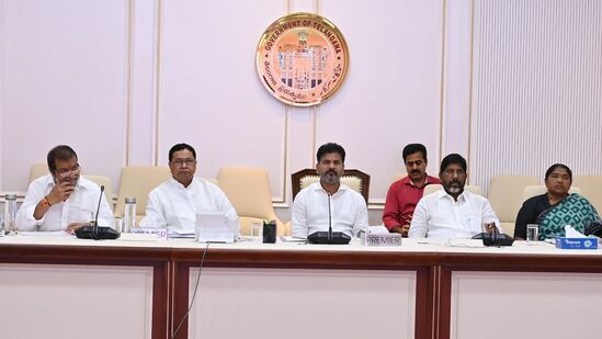 బీసీ కుల గణన అంశం కేబినెట్ లో ప్రస్తావనకు రానుంది. ఇప్పటికే అసెంబ్లీలో తీర్మానం చేసిన సర్కార్… ఈ భేటీలో పలు అంశాలపై చర్చించనున్నారు. కులగణనకు సంబంధించిన సర్వే మార్గదర్శకాలను మంత్రిమండలి భేటీలో ఆమోదిస్తుందని తెలుస్తోంది. ఇక &nbsp;రాష్ట్రంలో రేషన్ కార్డుల జారీకి సంబంధించి కీలక నిర్ణయాలు తీసుకునే అవకాశం ఉంది. రేషన్ కార్డు అర్హతలు, తీసుకురావాల్సిన మార్పులపై చర్చించనున్నారు. ఇక ఆరోగ్య శ్రీకి రేషన్ కార్డులో సంబంధం లేకుండా చికిత్స అందించే విషయంపై కూడా కేబినెట్ నిర్ణయం తీసుకోనుంది. ఇవే కాకుండా మరికొన్ని అంశాలపై తెలంగాణ మంత్రి వర్గం చర్చించనుంది.