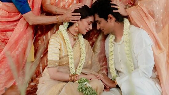 Siddharth Aditi Rao Wedding Photos: సన్నిహితుల మధ్యే జరిగిన ఈ పెళ్లి వేడుకలో అదితి, సిద్ధార్థ్ లను పెద్దలు ఆశీర్వదిస్తున్న ఫొటో ఇది