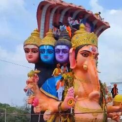 <p>హుస్సేన్ సాగర్, తెలుగుతల్లి ఫ్లైఓవర్, సచివాలయం పరిసరాల్లోకి ఇసుకేస్తే రాలనంత మంది భక్తులు వచ్చారు. జై భోలో గణేష్ మహారాజ్‌కీ.. జై.. &nbsp;అంటూ నినాదాలు చేశారు. ఖైరతాబాద్ గణేశుడి శోభాయాత్రను తిలకించారు. వాతావరణం చల్లబడటంతో పెద్ద ఎత్తున జనం వచ్చారు. గణపతి భక్తులతో సచివాలయం చౌరస్తా, ఎన్టీఆర్ మార్గ్ కిటకిటలాడింది.</p>