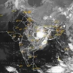 <p>పశ్చిమ మధ్య బంగాళాఖాతం ఆగ్నేయ దిశగా వాయుగుండం కొనసాగుతుంది. దీంతో ఏపీకి మూడు రోజుల పాటు వర్ష సూచన ఉందని వాతావరణ శాఖ అంచనా వేసింది.&nbsp;</p>