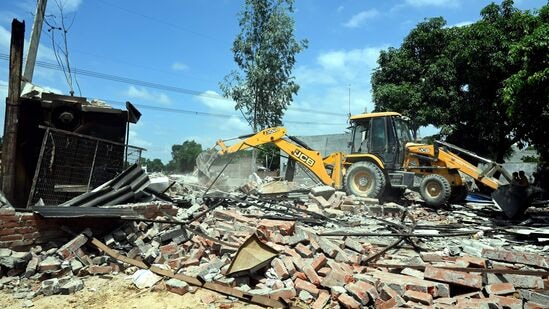 బుల్డోజర్ కూల్చివేతలను నిలిపివేయండి: సుప్రీంకోర్టు 