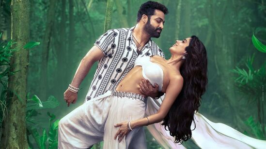 అందాల ఆరబోతకి ఏమాత్రం అడ్డుచెప్పని జాన్వీ కపూర్.. దేవర సినిమాలో జూనియర్ ఎన్టీఆర్‌తో కలిసి ఆడిపాడింది. ఇద్దరి మధ్య కెమిస్ట్రీ బాగా వర్కవుట్ అయ్యింది. ఇప్పటికే విడుదలైన పాటలు, ట్రైలర్ సినిమాపై అంచనాలను రెట్టింపు చేశాయి.&nbsp;