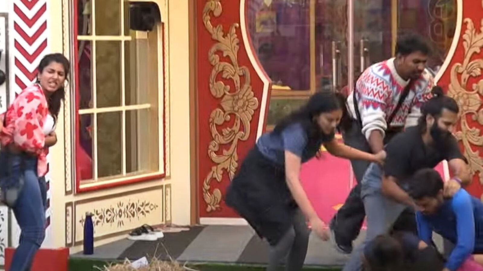 Bigg Boss 8 Telugu: గుడ్ల కోసం కొట్లాట.. ఆదిత్యను లాగేసిన పృథ్వి.. టాస్క్ వద్దని బిగ్‍బాస్‍కు చెప్పండన్న యష్మి: వీడియో