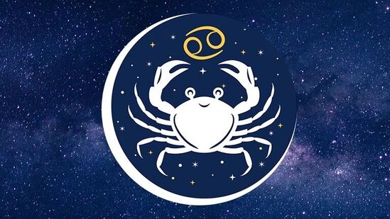 కర్కాటక రాశి ఫలాలు: కొన్ని చట్టపరమైన విషయాల్లో మీకు మిశ్రమంగా ఫలితాలు వస్తాయి. విద్యార్థులు చదువు పరంగా కొన్ని సమస్యలు ఎదుర్కోవలసి ఉంటుంది. వైవాహిక జీవితంలో కొనసాగుతున్న సమస్యలు మళ్లీ తలెత్తవచ్చు, వాటిని పరిష్కరించడానికి మీరు మాట్లాడాలి, లేకపోతే కొంత దూరం ఉండే అవకాశం ఉంది. మీ జీవిత భాగస్వామి వారి వృత్తిలో పురోగతిని చూసి మీరు సంతోషిస్తారు. మీ కుటుంబ సభ్యుడి మాటల గురించి మీకు చెడుగా అనిపించవచ్చు, కానీ మీరు ఏమీ మాట్లాడరు. కొన్ని పనులు ప్రణాళికతో చేయాల్సి ఉంటుంది. కర్కాటక రాశి ఫలాలు: కొన్ని చట్టపరమైన విషయాల్లో మీకు మిశ్రమంగా ఫలితాలు వస్తాయి. విద్యార్థులు చదువు పరంగా కొన్ని సమస్యలు ఎదుర్కోవలసి ఉంటుంది. వైవాహిక జీవితంలో కొనసాగుతున్న సమస్యలు మళ్లీ తలెత్తవచ్చు, వాటిని పరిష్కరించడానికి మీరు మాట్లాడాలి, లేకపోతే కొంత దూరం ఉండే అవకాశం ఉంది. మీ జీవిత భాగస్వామి వారి వృత్తిలో పురోగతిని చూసి మీరు సంతోషిస్తారు. మీ కుటుంబ సభ్యుడి మాటల గురించి మీకు చెడుగా అనిపించవచ్చు, కానీ మీరు ఏమీ మాట్లాడరు. కొన్ని పనులు ప్రణాళికతో చేయాల్సి ఉంటుంది.