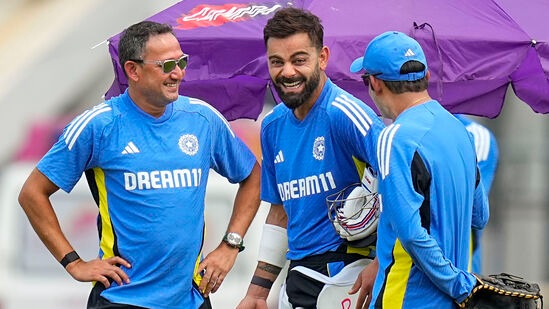 Virat Kohli Record: బంగ్లాదేశ్ తో జరిగే రెండు టెస్టుల సిరీస్ లో కోహ్లీ సెంచరీ సాధిస్తే టెస్టు చరిత్రలో అత్యధిక సెంచరీలు చేసిన బ్యాట్స్ మెన్ జాబితాలో డాన్ బ్రాడ్ మన్ ను అధిగమిస్తాడు. విరాట్ ఇప్పటివరకు 113 టెస్టుల్లో 191 ఇన్నింగ్స్ లో 29 సెంచరీలు చేశాడు. డాన్ బ్రాడ్ మన్ 52 టెస్టుల్లో 80 ఇన్నింగ్స్ ల్లో బ్యాటింగ్ చేసి 29 సెంచరీలు చేశాడు. ప్రస్తుతం బ్రాడ్‌మన్ తో సమానంగా ఉన్న విరాట్.. అతన్ని అధిగమించే అవకాశం ఈ సిరీస్ లో రానుంది.