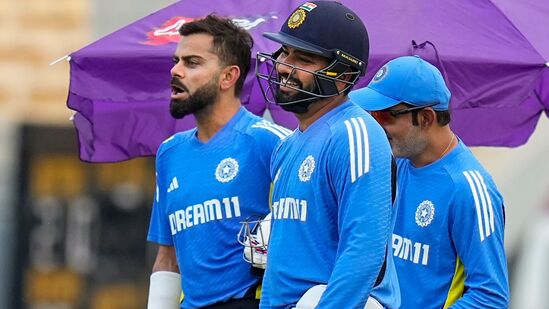 Virat Kohli Record: బంగ్లా సిరీస్ లో 58 పరుగులు చేస్తే అంతర్జాతీయ క్రికెట్ లో మూడు ఫార్మాట్లలో కలిపి 27 వేల పరుగులు పూర్తి చేసిన నాలుగో బ్యాట్స్ మన్ గా నిలుస్తాడు. ఇప్పటివరకు సచిన్ టెండూల్కర్ (34357), కుమార సంగక్కర (28016), రికీ పాంటింగ్ (27483) మాత్రమే ఈ ఘనత సాధించారు.