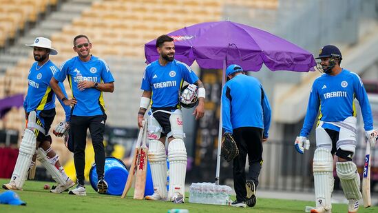 Virat Kohli Record: బంగ్లాదేశ్ తో జరిగే రెండు టెస్టుల సిరీస్ లో విరాట్ కోహ్లీ 58 పరుగులు చేస్తే అంతర్జాతీయ క్రికెట్లో 27 వేల పరుగుల మైలురాయిని చేరుకుంటాడు. అదే జరిగితే అంతర్జాతీయ క్రికెట్లో అత్యంత వేగవంతమైన బ్యాటర్ గా ఈ మైలురాయిని అందుకోనున్నాడు. ప్రస్తుతం ఈ రికార్డు సచిన్ టెండూల్కర్ పేరిట ఉంది. సచిన్ 623 ఇన్నింగ్స్ లో 27 వేల అంతర్జాతీయ పరుగులు పూర్తి చేశాడు. కోహ్లీ ఇప్పటివరకు 591 ఇన్నింగ్స్ లో 26942 పరుగులు చేశాడు.&nbsp;