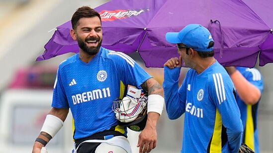 Virat Kohli Record: బంగ్లాదేశ్ తో జరిగే రెండు టెస్టుల సిరీస్ లో విరాట్ కోహ్లీ మొత్తం 152 పరుగులు చేస్తే టెస్టు కెరీర్లో 9000 పరుగుల మైలురాయిని చేరుకుంటాడు. అదే జరిగితే నాలుగో భారతీయుడిగా విరాట్ ఈ మైలురాయిని అందుకోనున్నాడు. ప్రస్తుతం కోహ్లీ 113 టెస్టుల్లో 191 ఇన్నింగ్స్ లొ 8848 పరుగులు చేశాడు. సచిన్ టెండూల్కర్ (15,921), రాహుల్ ద్రవిడ్ (13,265), సునీల్ గవాస్కర్ (10,122) మాత్రమే టెస్టుల్లో 9,000 పరుగులు చేసిన భారతీయులు.