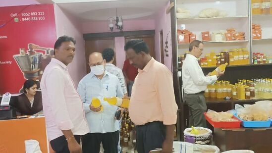 ప్రభుత్వ ఆదేశాల మేరకు సామాన్య వినియోగదారులపై భారంపడే ఆకస్మిక ధరల పెరుగుదలను నియంత్రించేందుకు చర్యలు తీసుకుంటున్నట్టు విజిలెన్స్ ప్రకటించింది. ధరలు పెంచి, &nbsp;తప్పుచేసిన వ్యాపారులపై కఠిన చర్యలు తీసుకోవాలని ఆదేశాలు జారీ చేశారు.&nbsp;