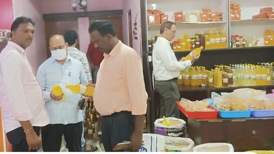 వంటనూనెలపై కస్టమ్స్ సుంకం పెంచే అవకాశం ఉందన్న పుకార్ల నేపథ్యంలో పామోలిన్, ఇతర ఎడిబుల్ ఆయిల్ ధరల్లో పెరుగుదల, కల్తీ పై ఆవిజిలెన్స్ &amp; ఎన్ ఫోర్స్ మెంట్ డీజీ హరీష్ కుమార్ గుప్తా కస్మిక తనిఖీలు నిర్వహించారు.&nbsp;