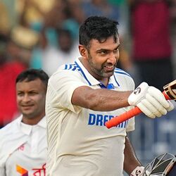 <p>Ashwin Records: టెస్టు క్రికెట్ చరిత్రలో రవిచంద్రన్ అశ్విన్ ఓ అరుదైన రికార్డును తన పేరిట రాసుకున్నాడు. టెస్టుల్లో 20సార్లు 50కిపైగా స్కోర్లు, 30కిపైగాసార్లు ఒక ఇన్నింగ్స్ లో 5 వికెట్లు తీసిన తొలి ప్లేయర్ అతడే. అశ్విన్ టెస్టుల్లో 14 హాఫ్ సెంచరీలు, ఆరు సెంచరీలు చేయడంతోపాటు 36సార్లు ఒక ఇన్నింగ్స్ లో 5, అంతకంటే ఎక్కువ వికెట్లు తీశాడు.</p>
