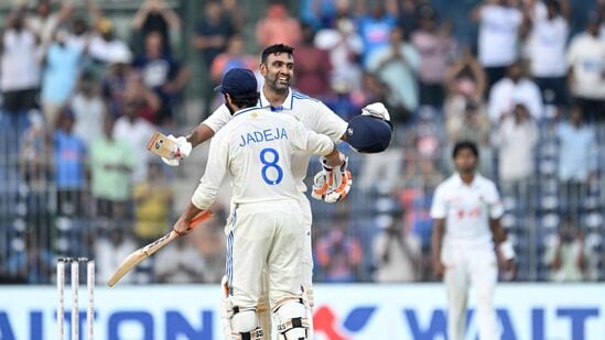 Ashwin Records: టెస్టుల్లో ఎనిమిదో స్థానంలో బ్యాటింగ్ చేసిన అశ్విన్ అత్యధిక సెంచరీలు చేసిన ఆటగాళ్ల జాబితాలో రెండో స్థానంలో నిలిచాడు. ఎనిమిదో స్థానంలో లేదా అంతకంటే దిగువన బ్యాటింగ్ చేసి నాలుగు సెంచరీలు సాధించాడు.&nbsp;