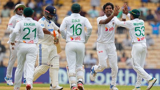 India vs Bangladesh Live: బంగ్లాదేశ్ పేస్ బౌలర్ హసన్ మహమూద్ తన టాప్ ఫామ్ ను కొనసాగించాడు. అతడు నిప్పులు చెరిగే పేస్ తో టాప్ ఇండియన్ బ్యాటర్లను వణికించాడు. 18 ఓవర్లలో 58 పరుగులు ఇచ్చి 4 వికెట్లు తీశాడు.