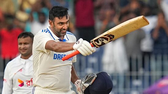 Ashwin Records: టెస్టు క్రికెట్ చరిత్రలో రవిచంద్రన్ అశ్విన్ ఓ అరుదైన రికార్డును తన పేరిట రాసుకున్నాడు. టెస్టుల్లో 20సార్లు 50కిపైగా స్కోర్లు, 30కిపైగాసార్లు ఒక ఇన్నింగ్స్ లో 5 వికెట్లు తీసిన తొలి ప్లేయర్ అతడే. అశ్విన్ టెస్టుల్లో 14 హాఫ్ సెంచరీలు, ఆరు సెంచరీలు చేయడంతోపాటు 36సార్లు ఒక ఇన్నింగ్స్ లో 5, అంతకంటే ఎక్కువ వికెట్లు తీశాడు.